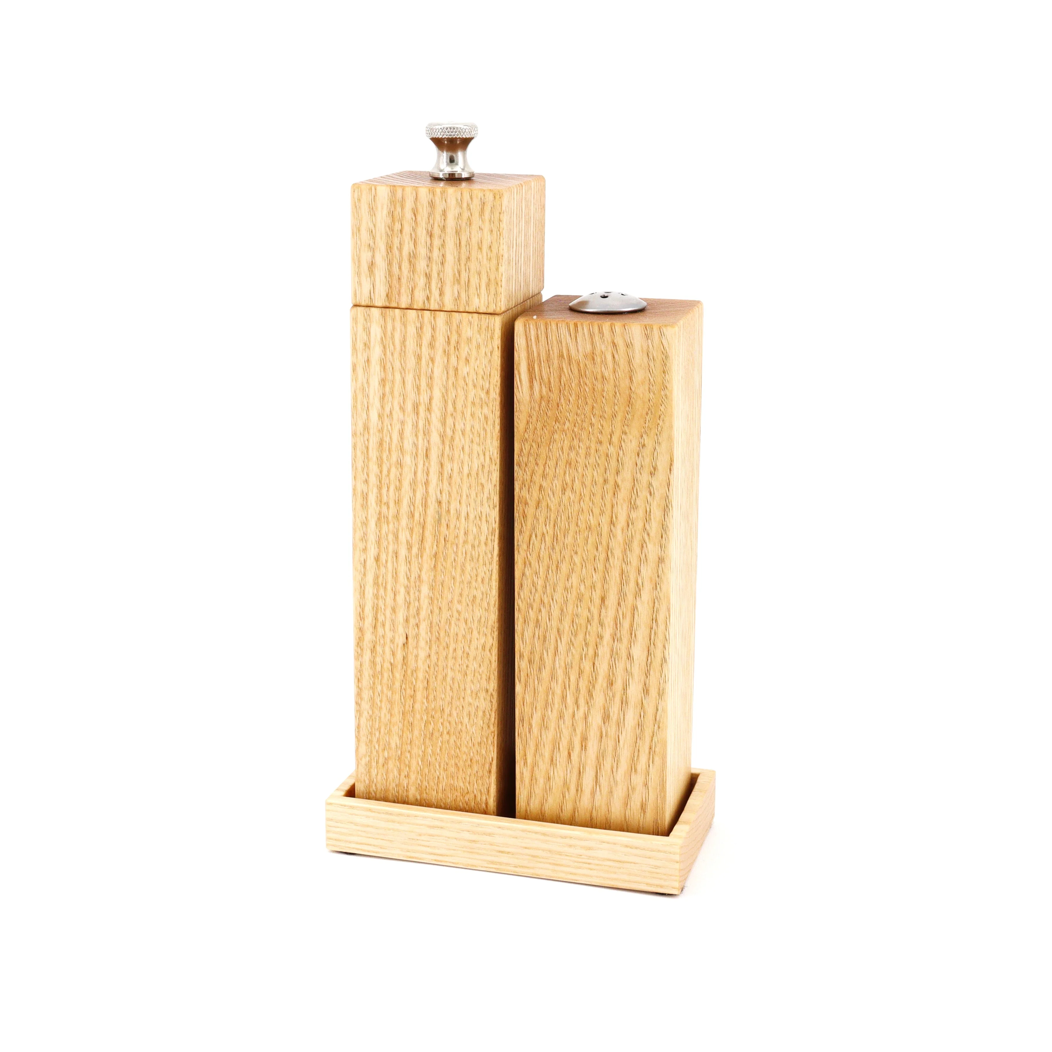 Saltshaker and Pepper Mill Set
